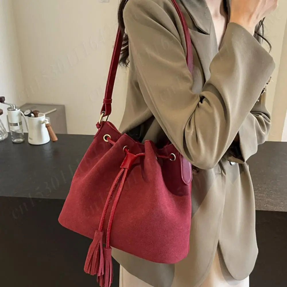 Audrey – Damen Veloursleder Beuteltasche mit Quaste