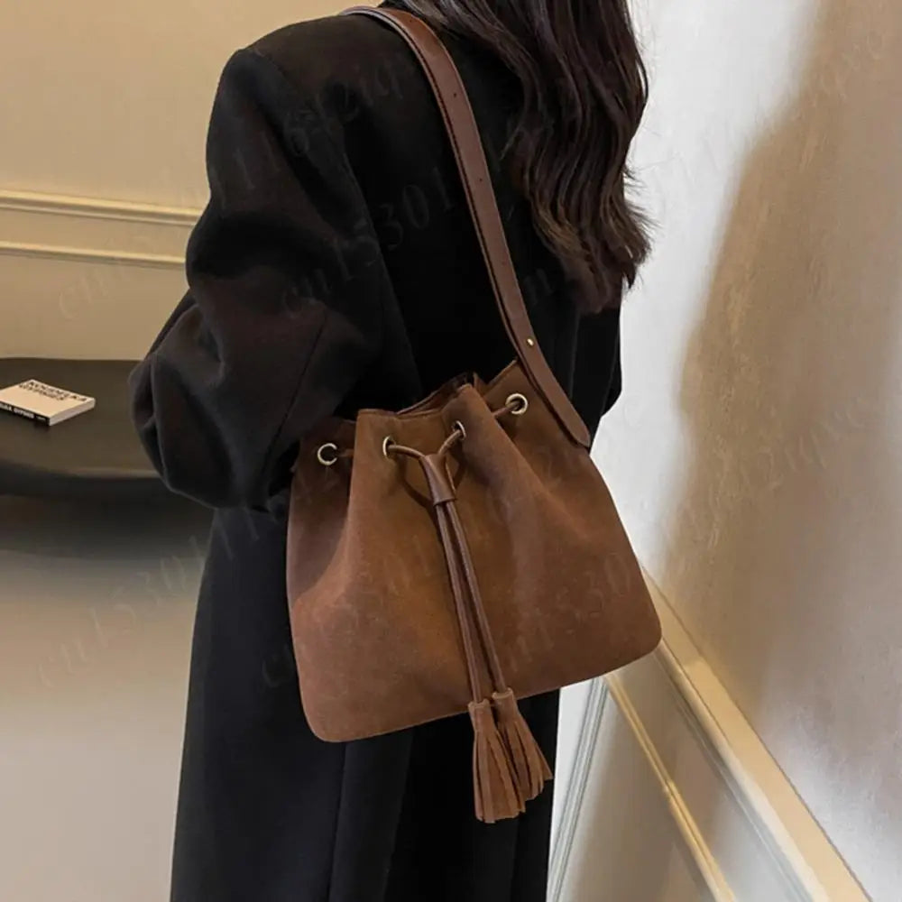 Audrey – Damen Veloursleder Beuteltasche mit Quaste