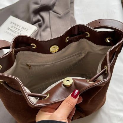 Audrey – Damen Veloursleder Beuteltasche mit Quaste