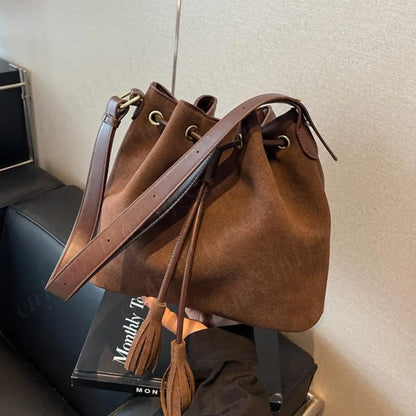 Audrey – Damen Veloursleder Beuteltasche mit Quaste