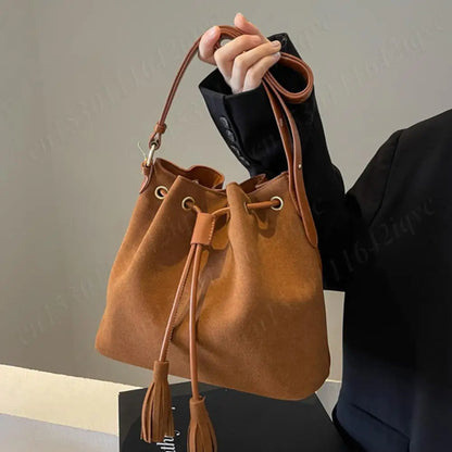 Audrey – Damen Veloursleder Beuteltasche mit Quaste