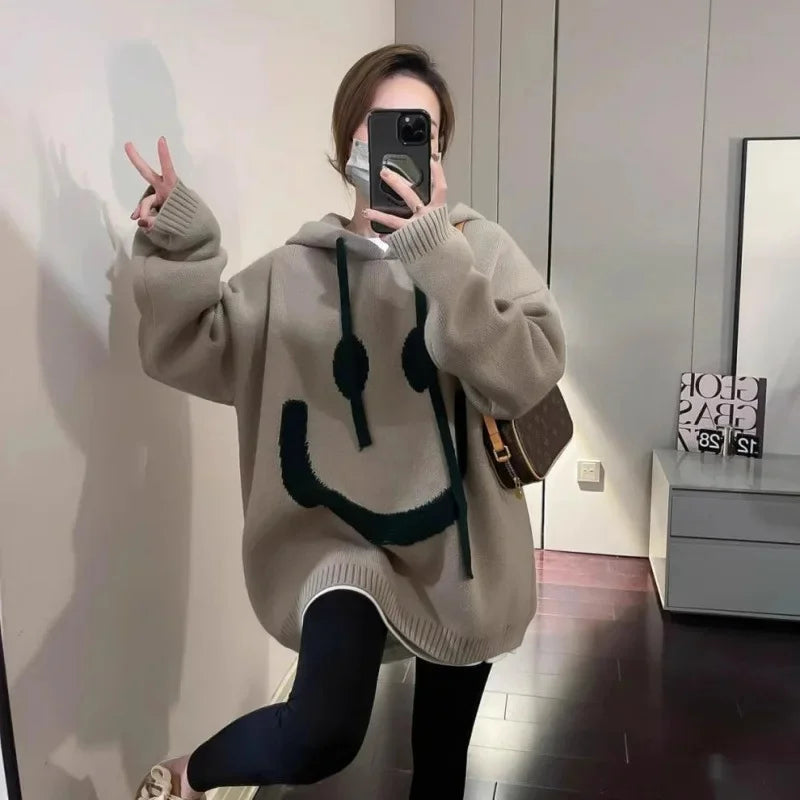 Gabrielle – Damen Oversized Gemütlicher Strick-Hoodie mit Fröhlichem Smiley-Gesicht