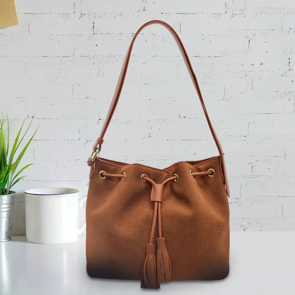 Audrey – Damen Veloursleder Beuteltasche mit Quaste