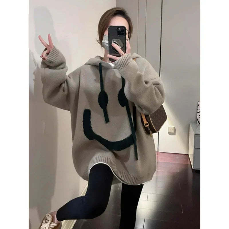 Gabrielle – Damen Oversized Gemütlicher Strick-Hoodie mit Fröhlichem Smiley-Gesicht