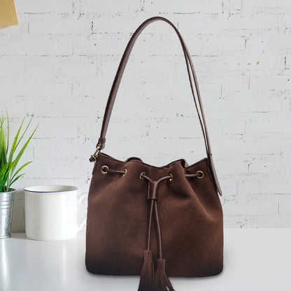 Audrey – Damen Veloursleder Beuteltasche mit Quaste