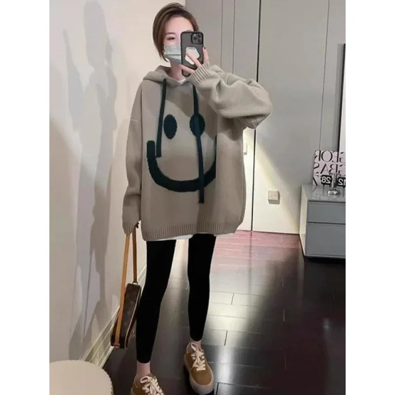 Gabrielle – Damen Oversized Gemütlicher Strick-Hoodie mit Fröhlichem Smiley-Gesicht