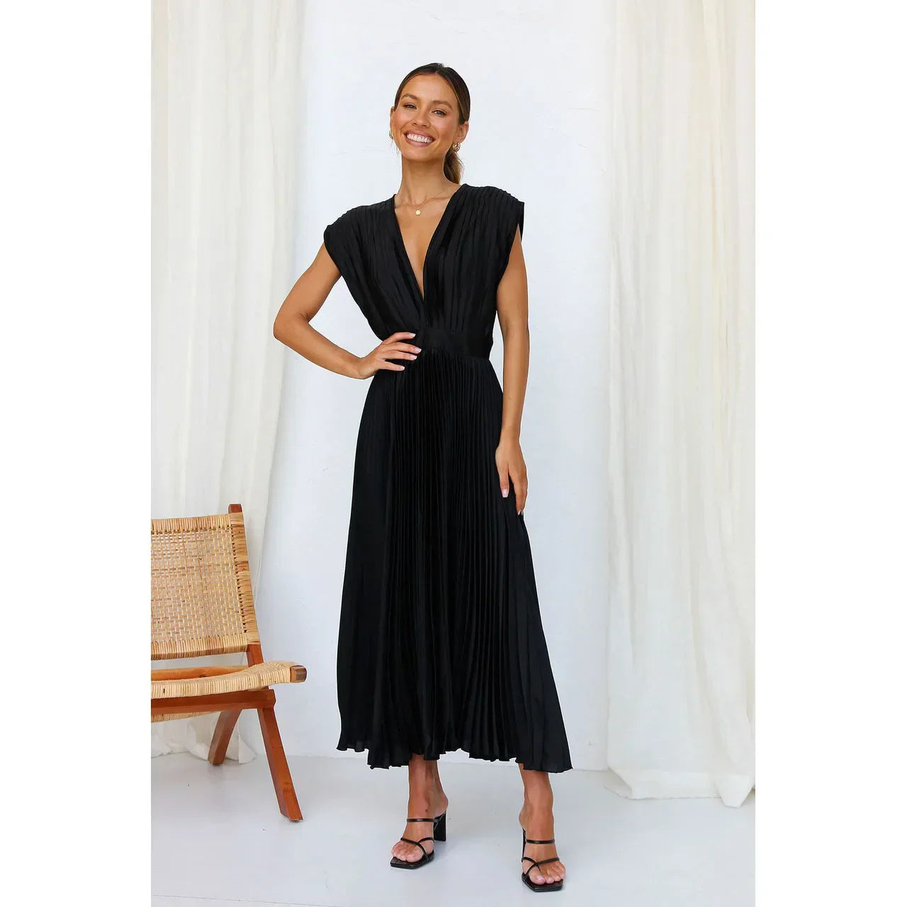 Susan – Frauen Faltenkleid mit Taillenband und monochromem Design